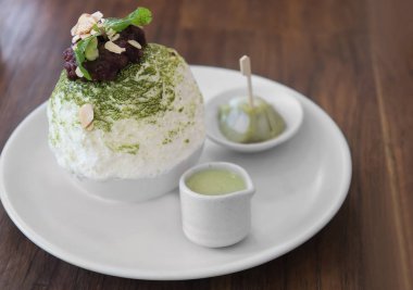 Korece yeşil çay Bingsu kümesi, şekerli yoğunlaştırılmış süt tatlı, daifuku ve kırmızı beyaz seramik plaka üzerinde hizmet veren Yapıştır, bean. Sağlıksız tatlı kavramı