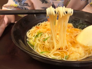 El pikap Tempura ramen için çubuk siyah plaka, geleneksel Japon yemekleri kullanır.