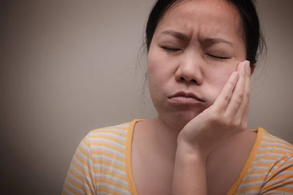 歯痛で苦しんでいるアジアの女性歯科医を参照してくださいする必要があるとします 歯の問題の概念 — ストック写真