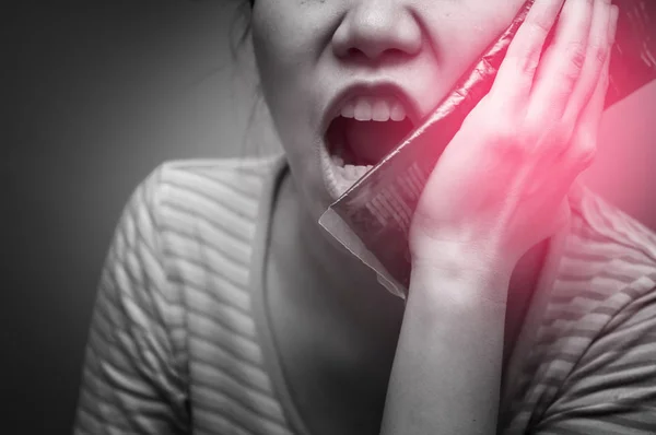 Mulher Asiática Que Sofre Dor Dente Usando Geleia Fria Ponto — Fotografia de Stock