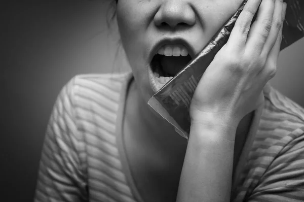 Asian Kobieta Cierpi Ból Zęba Przy Użyciu Pakiet Zimnej Galaretki — Zdjęcie stockowe