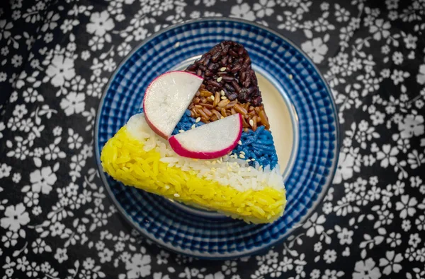 Gekochter Reis Mit Mehrfarbigem Dreieck Serviert Auf Teller Thailändischen Restaurant — Stockfoto