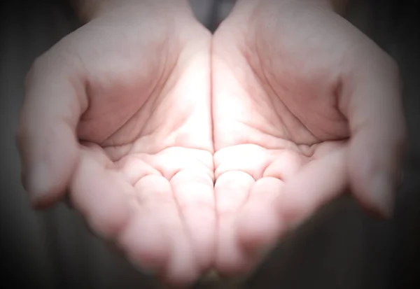 Uitgestrekte Holle Handen Samen Van Vrouw Geïsoleerd Zwarte Achtergrond — Stockfoto