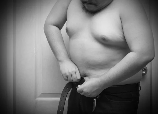 Избыточный Вес Человек Пытается Застегнуть Слишком Маленькие Джинсовые Брюки Черно — стоковое фото
