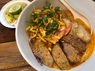 Yumurta erişte köri, domuz eti, kalamar, karides gibi maddeler çeşitli hizmet ve. Kuzey Tayland, Khao Soi tarifi geleneksel gıda