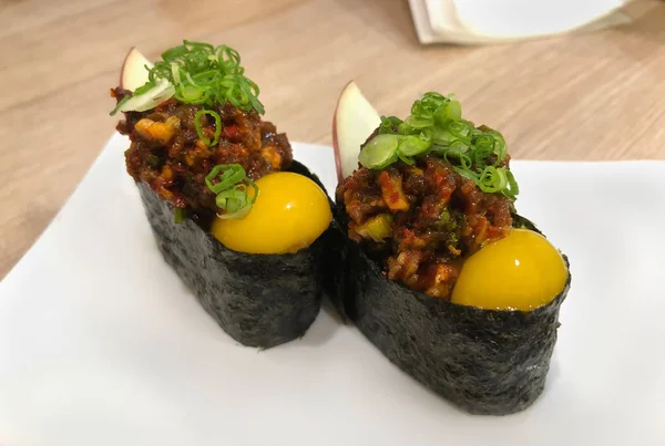 Gunkan Maki Yukke 或寿司加辛辣碎牛肉和生鹌鹑蛋黄 — 图库照片