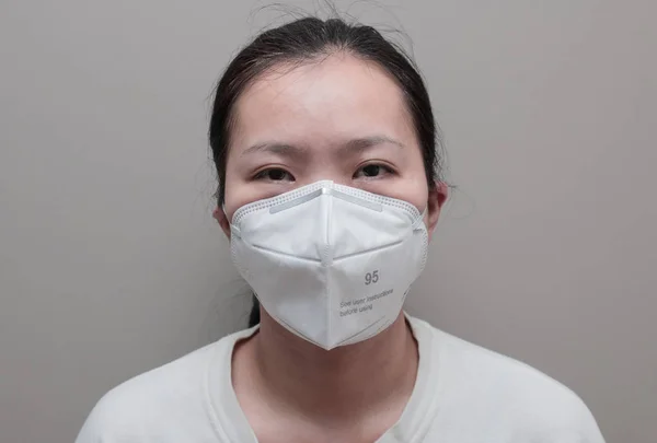 Potret Wanita Asia Menggunakan Masker Respirator N95 Untuk Melindungi Polusi — Stok Foto