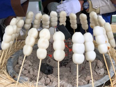Mitarashi Dango sopa ateşte ızgara, Japon geleneksel tatlı atıştırmalık