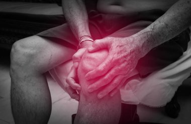 Diz ağrısı çeken yaşlı adam, kırmızı nokta ile gösterilir. Eklem iltihabı kavramı. Yaşlılarda Ağrı, Sağlık, total diz protezi.