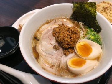 Tonkotsu Ramen, Japonya kökenli bir ramen çanak ve çorba suyu domuz kemikleri dayanmaktadır