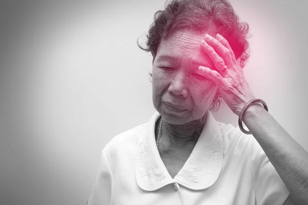 Anziani Donna Asiatica Tenendo Testa Avendo Forte Mal Testa Febbre — Foto Stock