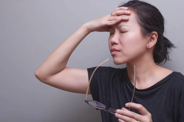 Aziatische Vrouw Die Haar Hoofd Lijdt Aan Een Sterke Hoofdpijn — Stockfoto