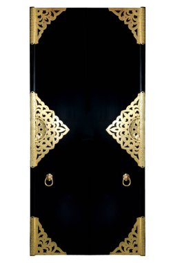 Biz Japon tapınağı veya sarayında bulabileceğiniz ince oyma metal ile siyah lüks kapı. beyaz izole