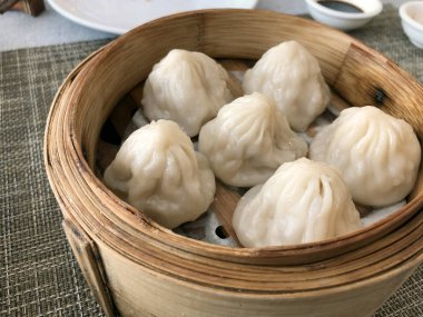 Xiao Long Bao Buğulanmış Çorba Köfte bir vapur yerleştirilir. Çin buğulanmış topuz eti ve çorba içinde dolu türü. yemeye hazır