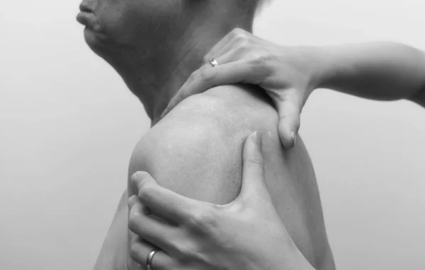 Asiático Velho Recebendo Massagem Ombro Sofrendo Dor Ombro Tom Preto — Fotografia de Stock