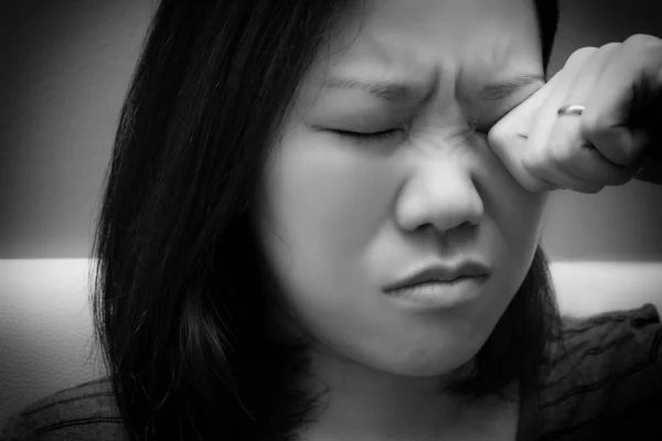 Aziatische Vrouw Wrijft Haar Oog Zwarte Witte Toon Probleem Met — Stockfoto