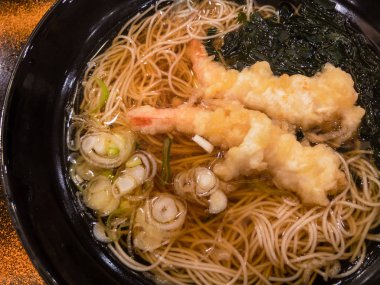 Lezzetli karides tempura somenlerini deniz yosunu ve Japon soğanlı (Japon eriştesi)