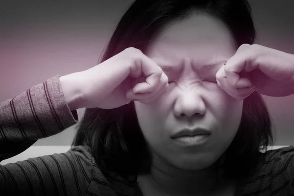 손으로 문지르는 아시아 보여요 알레르기 가려움증 콘택트렌즈 — 스톡 사진