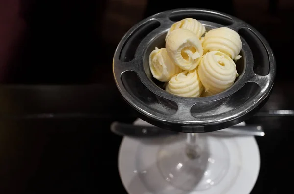 Elegante Schüssel Mit Frischer Butter Locken Serviert Restaurant — Stockfoto