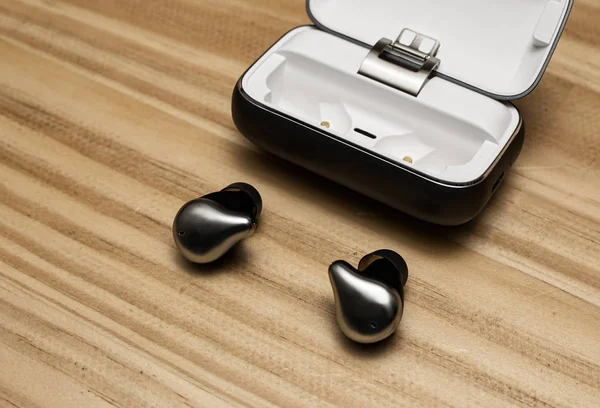Fones Ouvido Bluetooth Sem Fio Verdadeiros Prata Com Caixa Carregamento — Fotografia de Stock