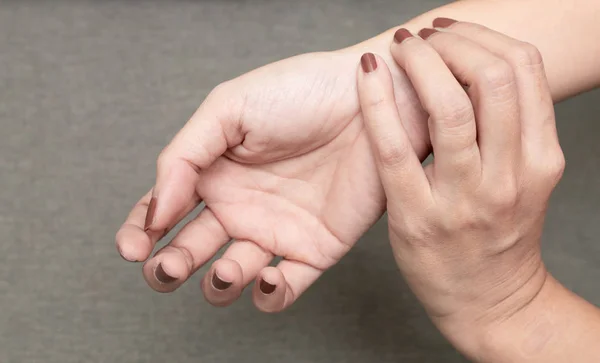 손목을 증후군으로 고생하거나 맥박을 확인하는 — 스톡 사진