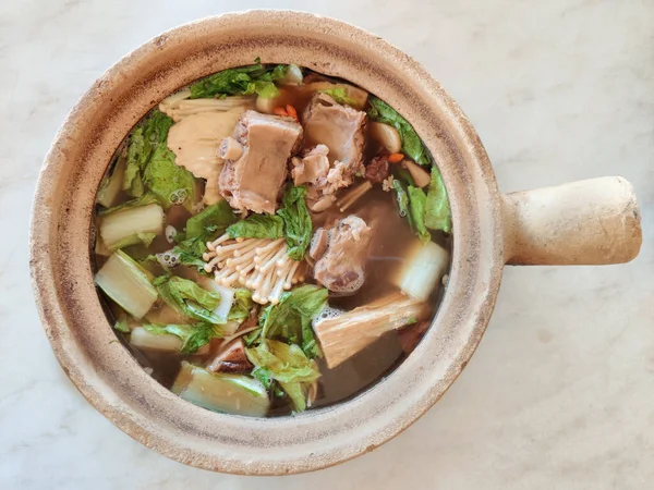 Bak kut teh kil kapta servis ediliyor, domuz pirzolası çorbası pişiriliyor Malezya ve Singapur 'da yaygın olarak servis ediliyor.