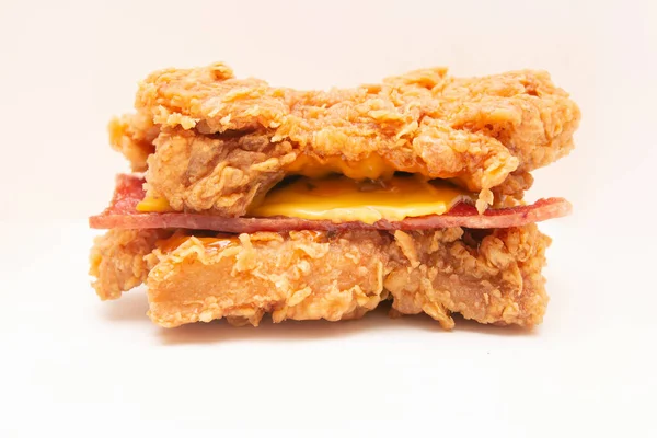 베이컨 소스가 전형적 대신튀긴 닭고기로 샌드위치 — 스톡 사진
