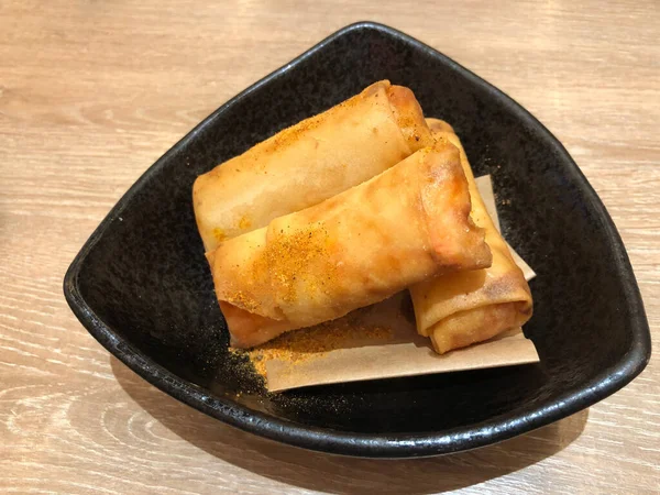 Rollos Primavera Fritos Que Sirven Plato Negro Comida Clásica Hecha — Foto de Stock