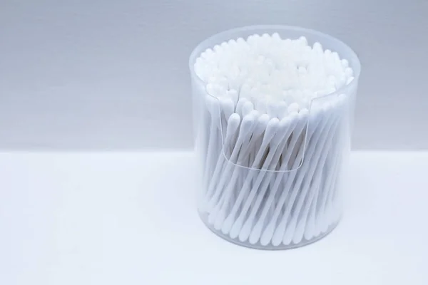 Brotes Algodón Hisopos Algodón Una Caja Plástico Transparente Aislada Sobre —  Fotos de Stock