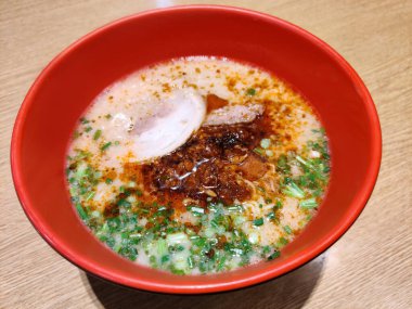 Kara miso ramen, baharatlı miso ramen Çin usulü kızarmış domuz eti ve kırmızı kasede servis edilen erişte. Geleneksel Japon Yemekleri