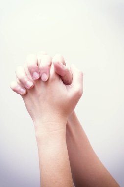 Tanrı 'nın lütfu için dua eden eller, Tanrı' ya tapınmak için katlanmış eller. beyaz arkaplanda izole. 