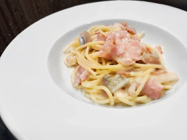 Spaghetti Alla Carbonara Serviti Piatto Bianco Spaghetti Con Pancetta Uovo — Foto Stock