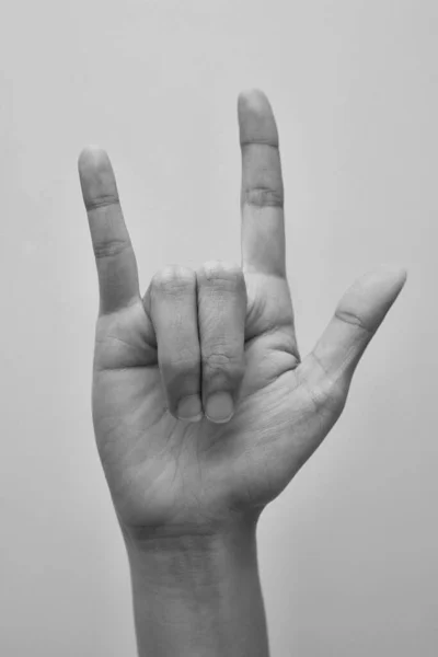 Ręka Kobiety Mówiąca Językiem Migowym Kocham Cię Izolowany Białym Tle — Zdjęcie stockowe