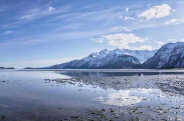Haines Alaska yakınındaki Chilkat giriş düşük gelgit su yansımalar