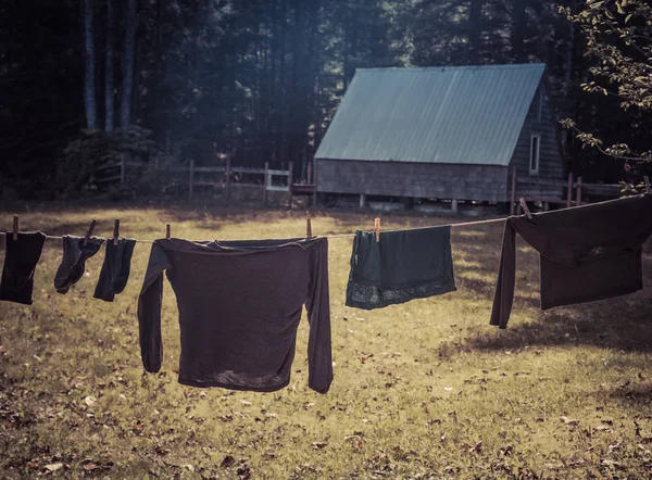 Asciugatura Una Clothesline Con Una Vecchia Cabina Sullo Sfondo Lavorata — Foto Stock