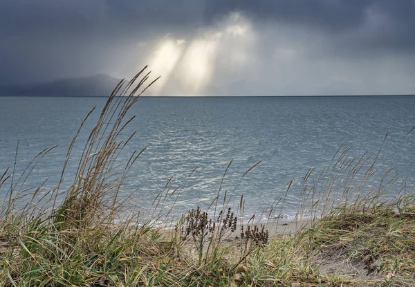 Raggi Del Sole Sfondano Nuvole Pesanti Tempesta Sopra Mare Una — Foto Stock