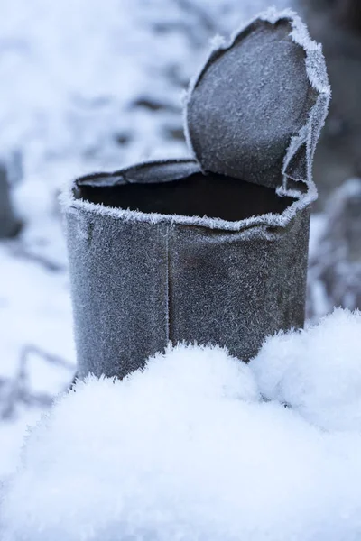 Gamla Öppna Plåtburk Snön Täckt Med Frost — Stockfoto