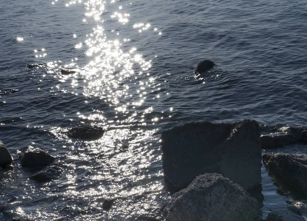 Λαμπερό Φως Πάνω Στη Θάλασσα Βράχια — Φωτογραφία Αρχείου