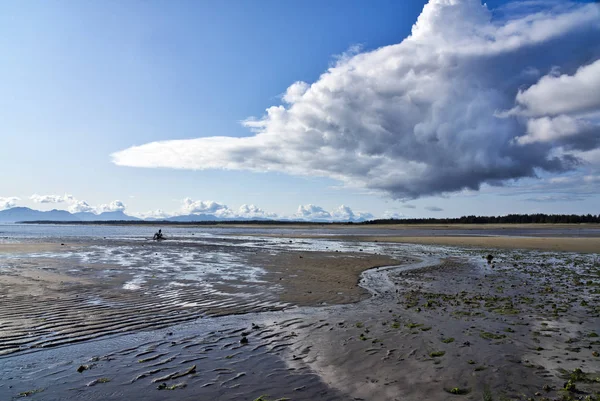 Strand bij eb met reflecties — Stockfoto