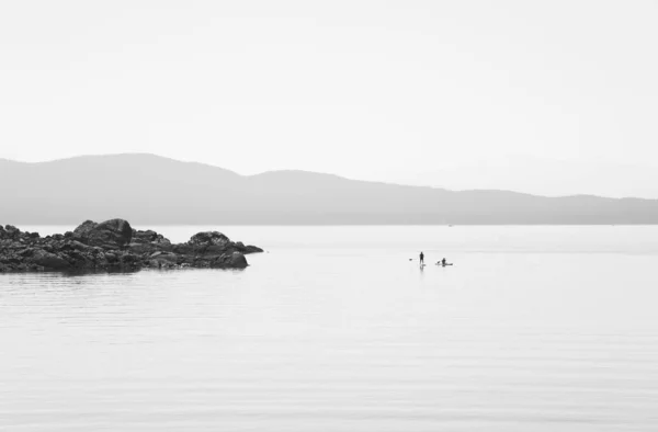 Paddle boards sur une mer calme et brumeuse — Photo