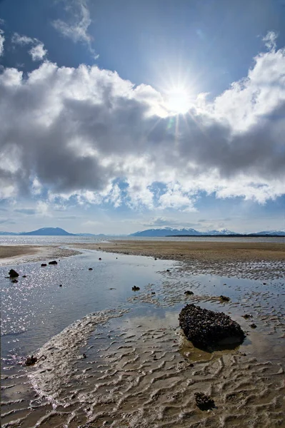 Sol Estalló Través Nubes Oscuras Sobre Una Playa Marea Baja —  Fotos de Stock