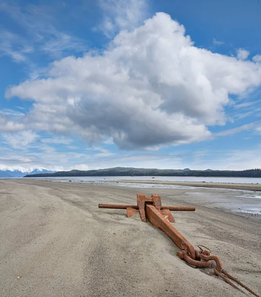 Μεγάλη Σκουριασμένη Άγκυρα Μια Παραλία Στη Νοτιοανατολική Αλάσκα Φουσκωμένο Σύννεφο — Φωτογραφία Αρχείου
