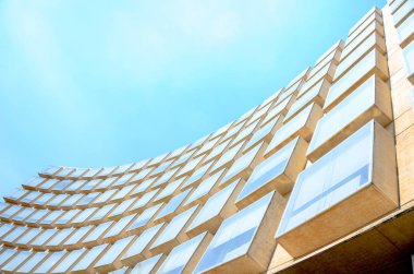 Modern ofis binasının dış mavi gökyüzü ile