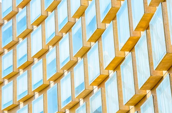 Modern ofis binasının dış mavi gökyüzü ile yansıyan