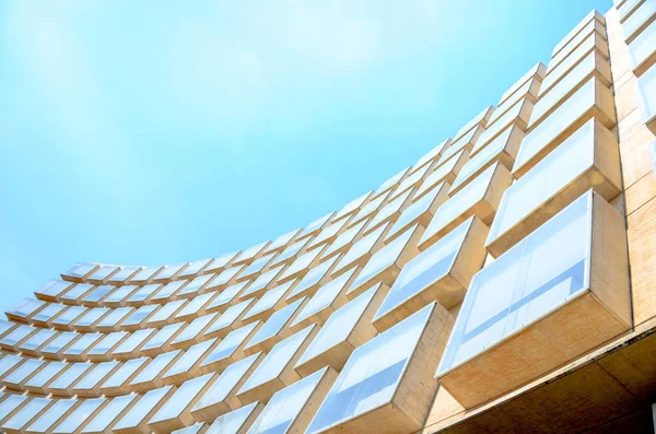 Modern ofis binasının dış mavi gökyüzü ile