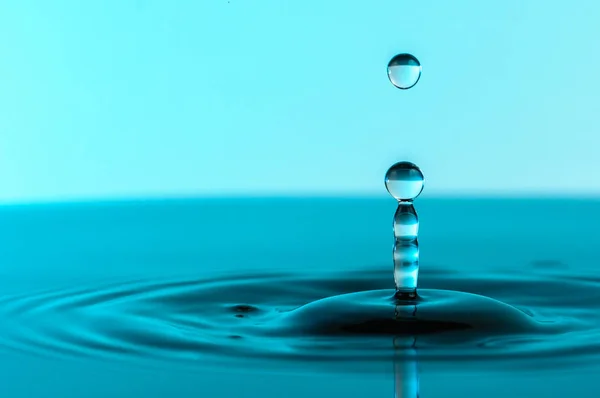 Blaue Wasserspritzsäule Wenn Ein Tropfen Fällt — Stockfoto