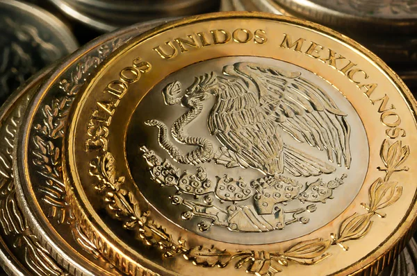 Een Mexicaanse Peso Munt Gestapeld Voorzijde Van Adelaar — Stockfoto