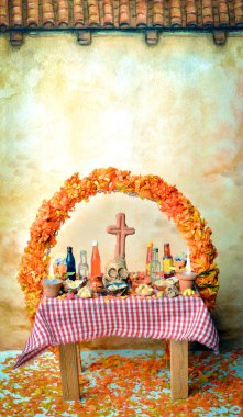 Kafatası, pan de muerto, içecekler ve cempasuchil çiçekler ile ölü sunak Meksika gün