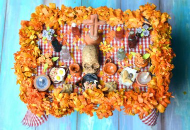 Kafatası, pan de muerto, içecekler ve cempasuchil çiçekler ile ölü sunak Meksika gün