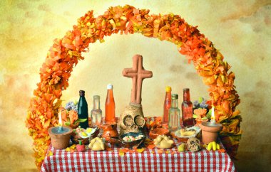 Gün ölü sunak pan de muerto, cempasuchil çiçek ve mum